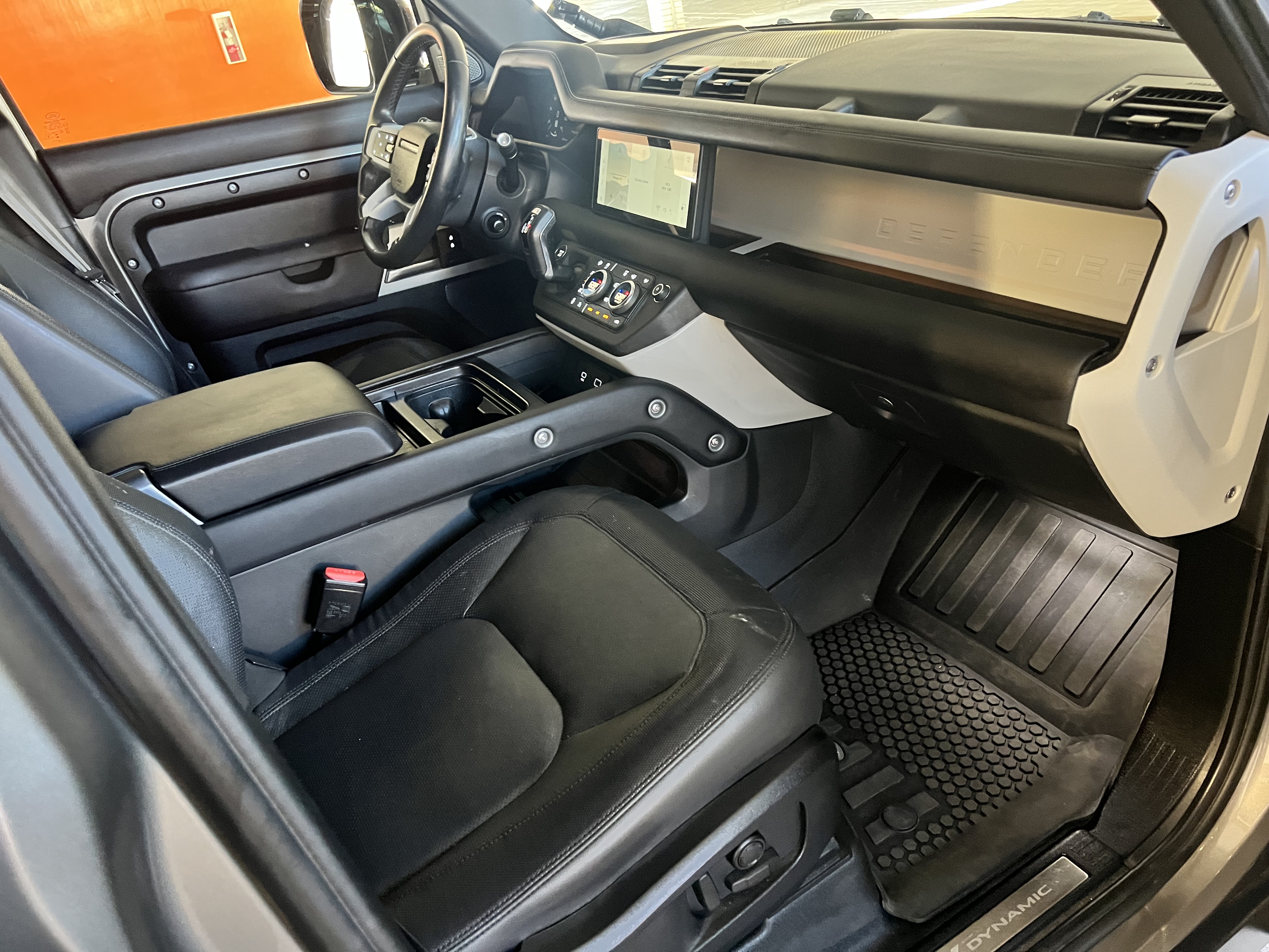 Used 2024 Land Rover Defender 110 X-Dynamic SE AWD/4WD image 15