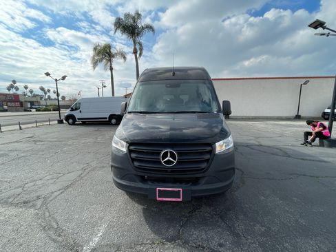 Used 2024 Mercedes-Benz Sprinter 2500 image 2