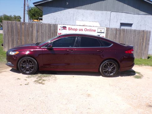 Used 2018 Ford Fusion SE FWD image 2