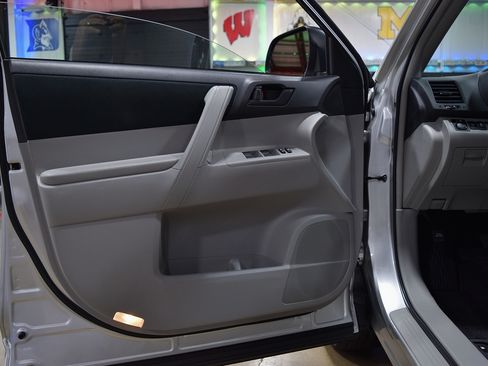 Used 2013 Toyota Highlander Plus V6 FWD image 32