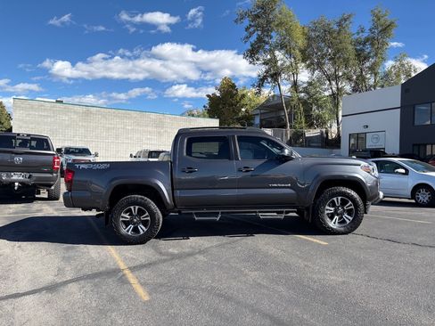 Used 2019 Toyota Tacoma TRD Sport image 8