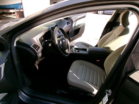 Used 2018 Ford Fusion S Hybrid FWD image 3