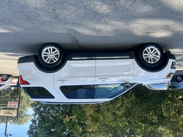 Used 2017 Ford Explorer FWD XLT image 2