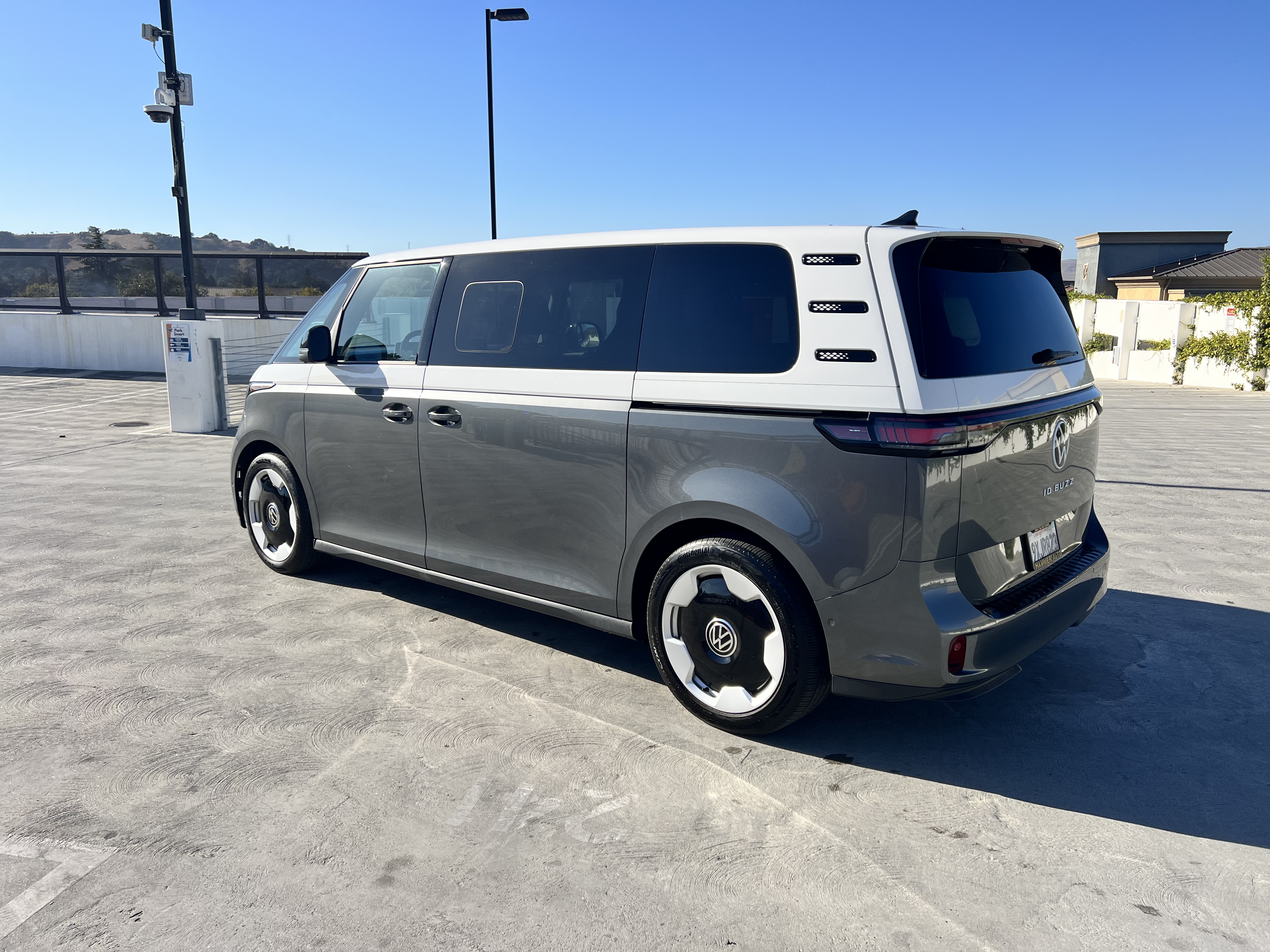 Used 2025 Volkswagen ID. Buzz Pro S Plus RWD image 8