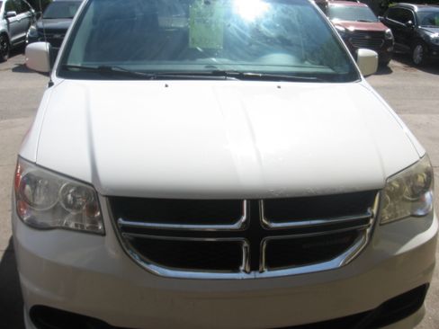 Used 2013 Dodge Grand Caravan SXT FWD image 2