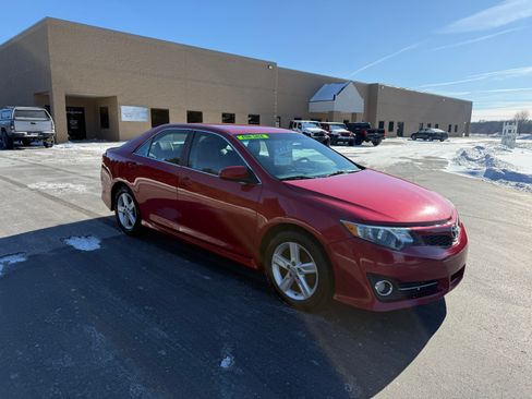 Used 2013 Toyota Camry SE image 2