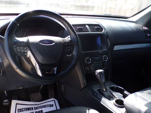 Used 2018 Ford Explorer XLT image 9