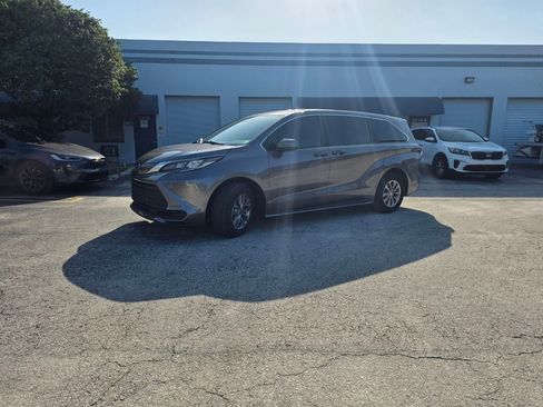 Used 2024 Toyota Sienna LE FWD image 1