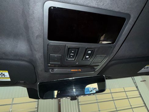 Used 2025 Land Rover Defender 110 OCTA image 25