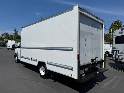 Used 2022 GMC Savana 3500 Extended RWD image 2