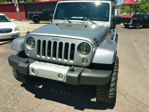 Used 2015 Jeep Wrangler 4WD Unlimited Sahara image 9