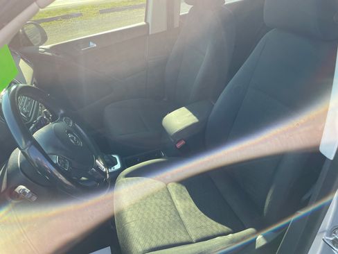 Used 2013 Volkswagen Tiguan S image 9