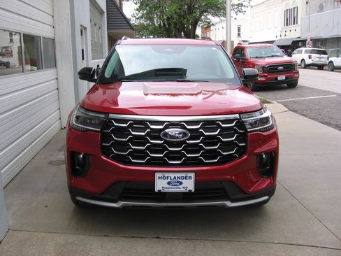 Used 2025 Ford Explorer Platinum image 2