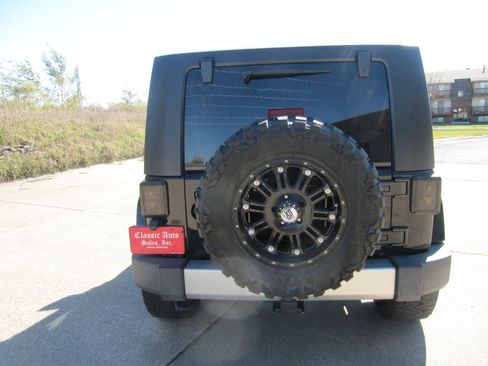 Used 2010 Jeep Wrangler Unlimited Sahara image 7