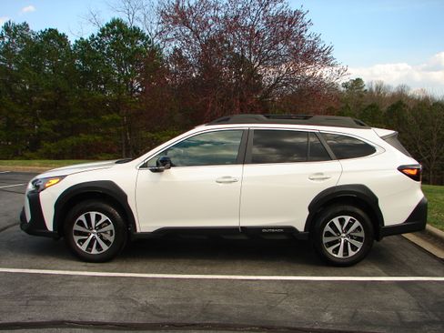 Used 2025 Subaru Outback Premium image 15