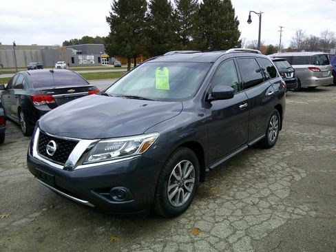 Used 2014 Nissan Pathfinder SV image 1