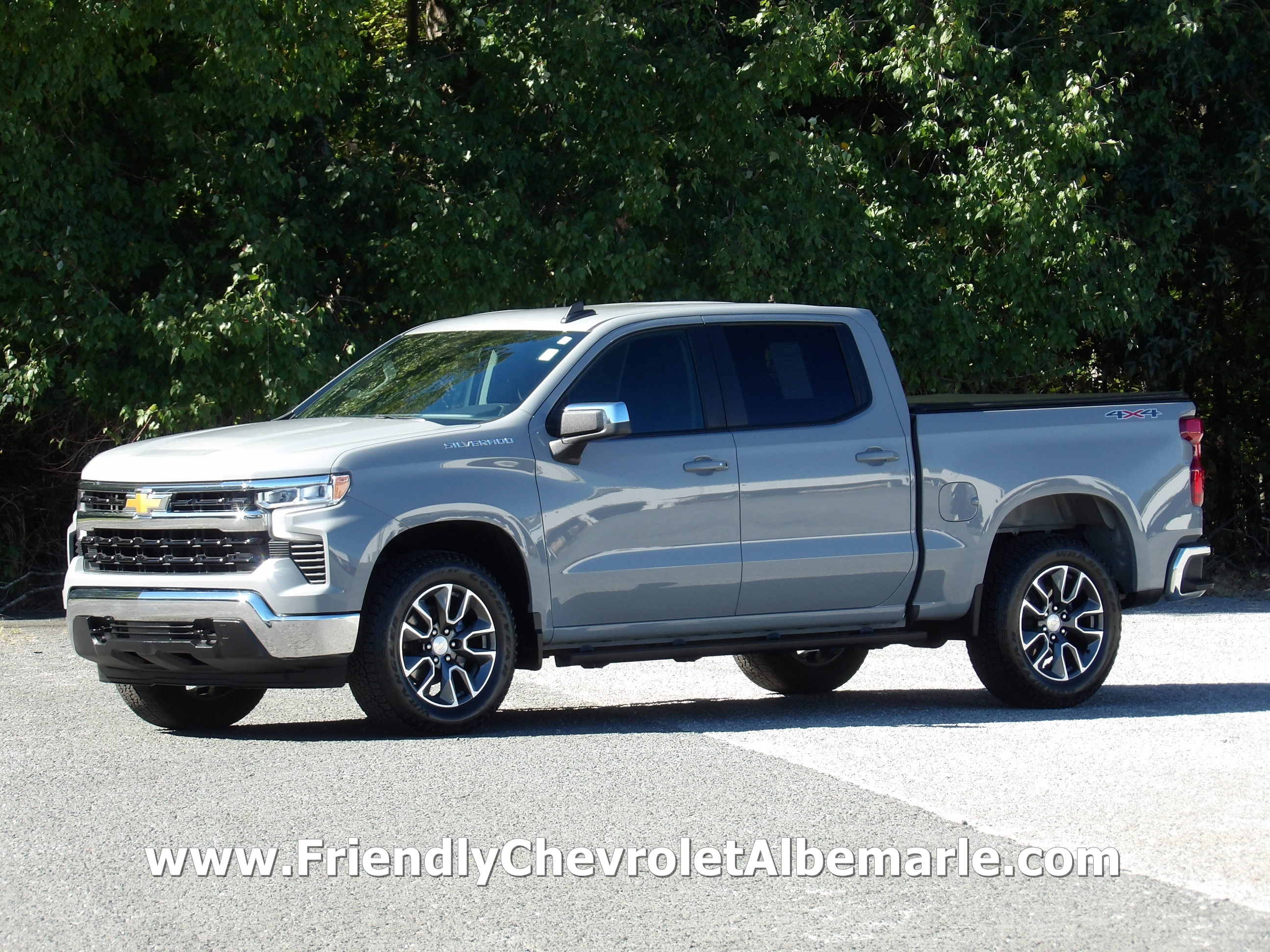 Used 2024 Chevrolet Silverado 1500 4x4 Crew Cab LT image 1