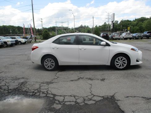 Used 2018 Toyota Corolla LE FWD image 5
