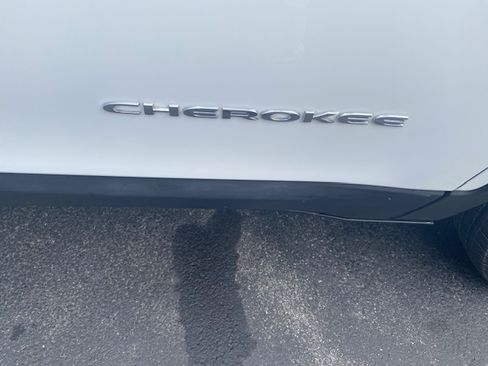 Used 2019 Jeep Cherokee Limited image 9