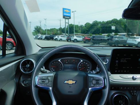 Used 2025 Chevrolet Blazer FWD LT w/ 2LT image 2