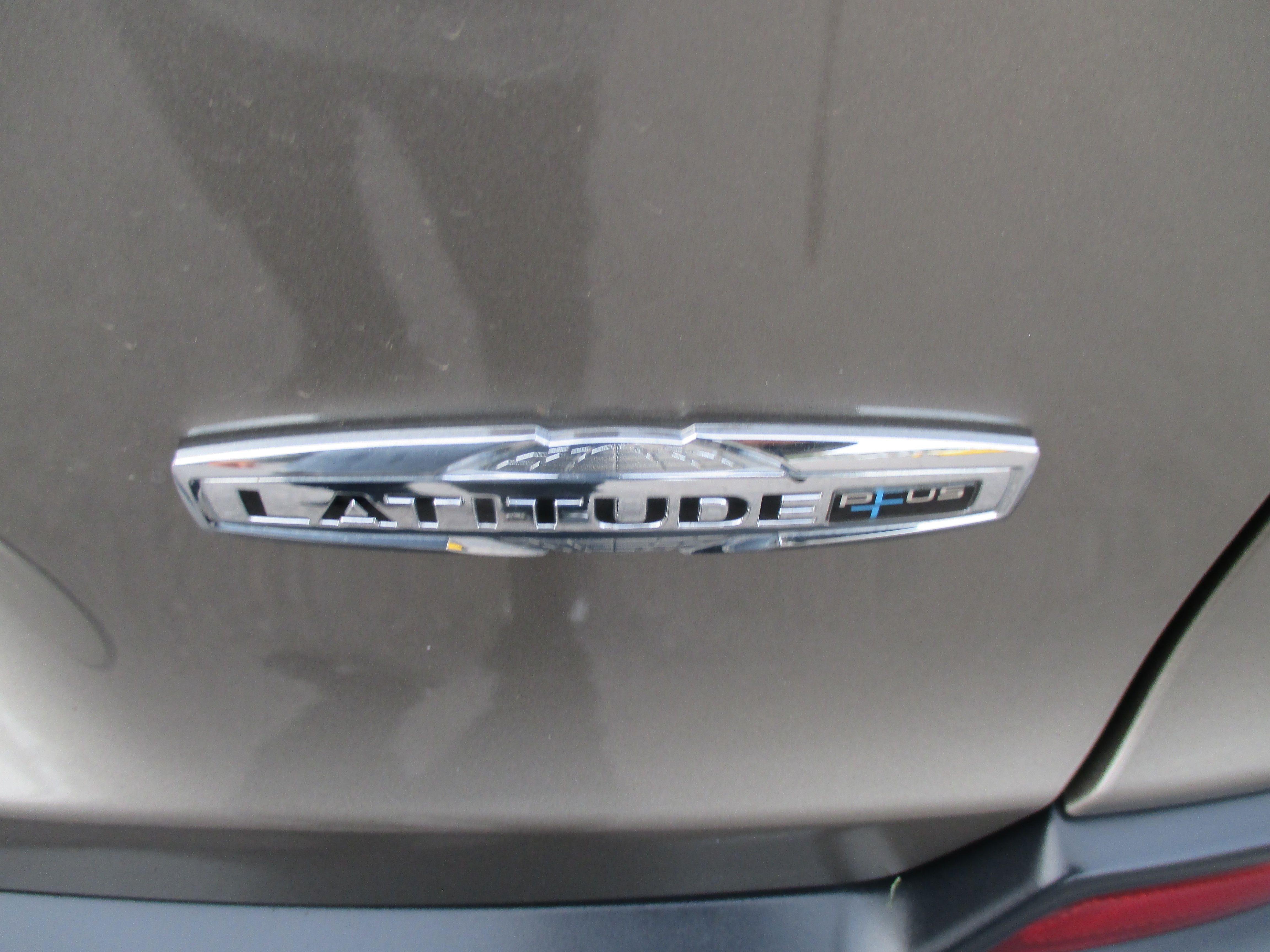 Used 2020 Jeep Cherokee Latitude Plus Sport Utility 4D FWD image 10