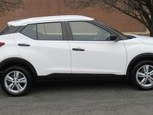 Used 2018 Nissan Kicks S image 4