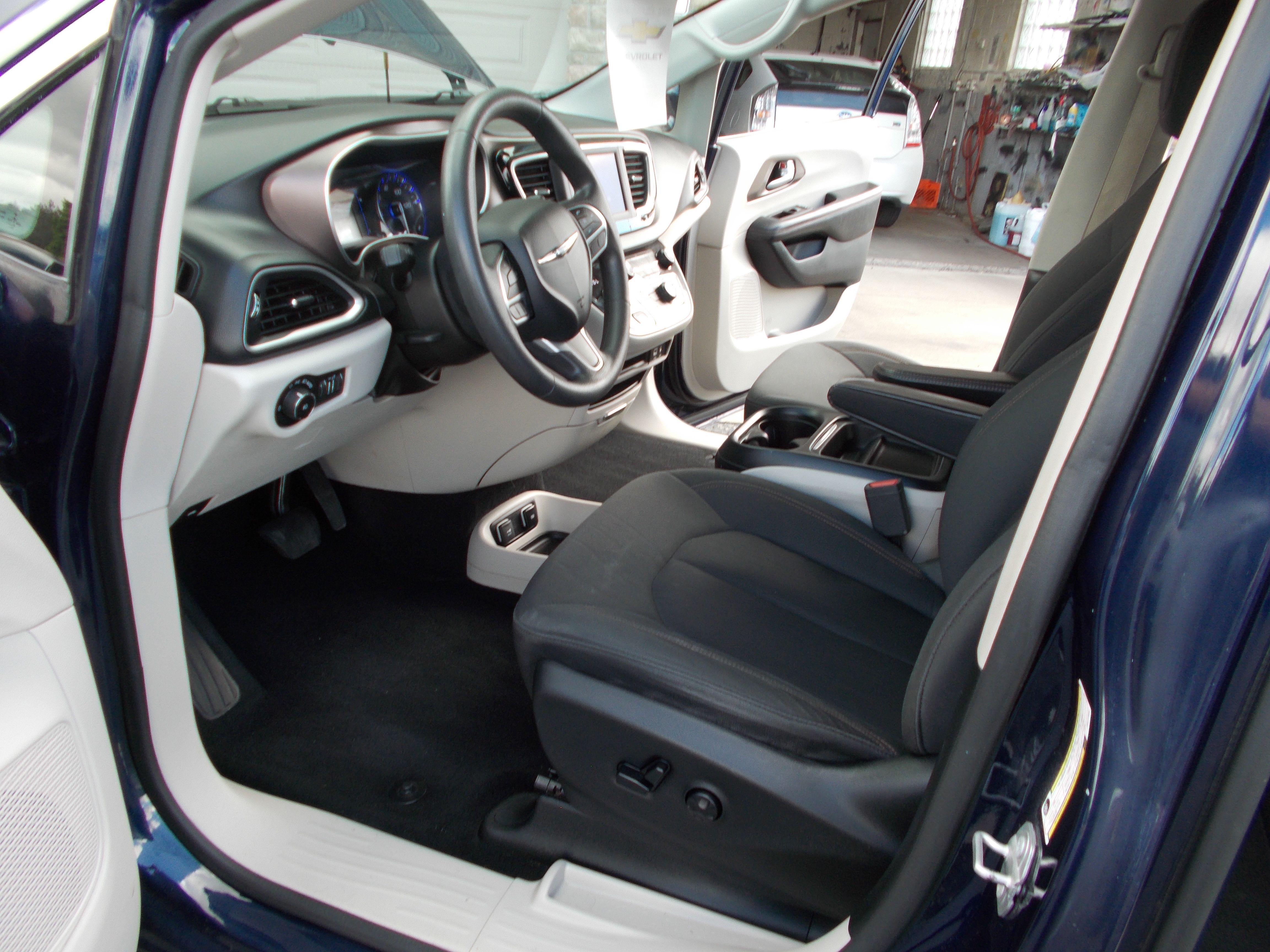 Used 2018 Chrysler Pacifica Touring Plus FWD image 11