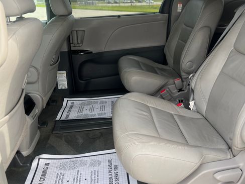 Used 2017 Toyota Sienna XLE Minivan FWD image 15