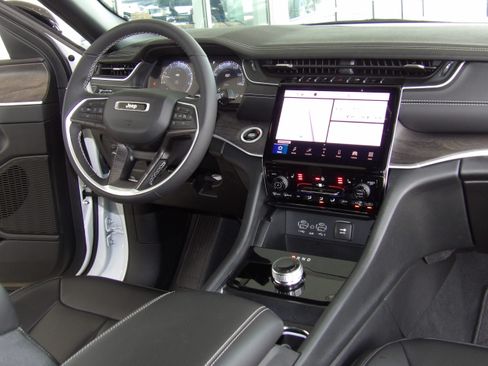 Used 2025 Jeep Grand Cherokee L Limited image 28