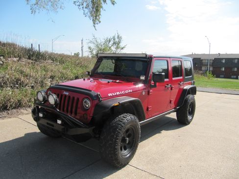 Used 2011 Jeep Wrangler Rubicon image 2