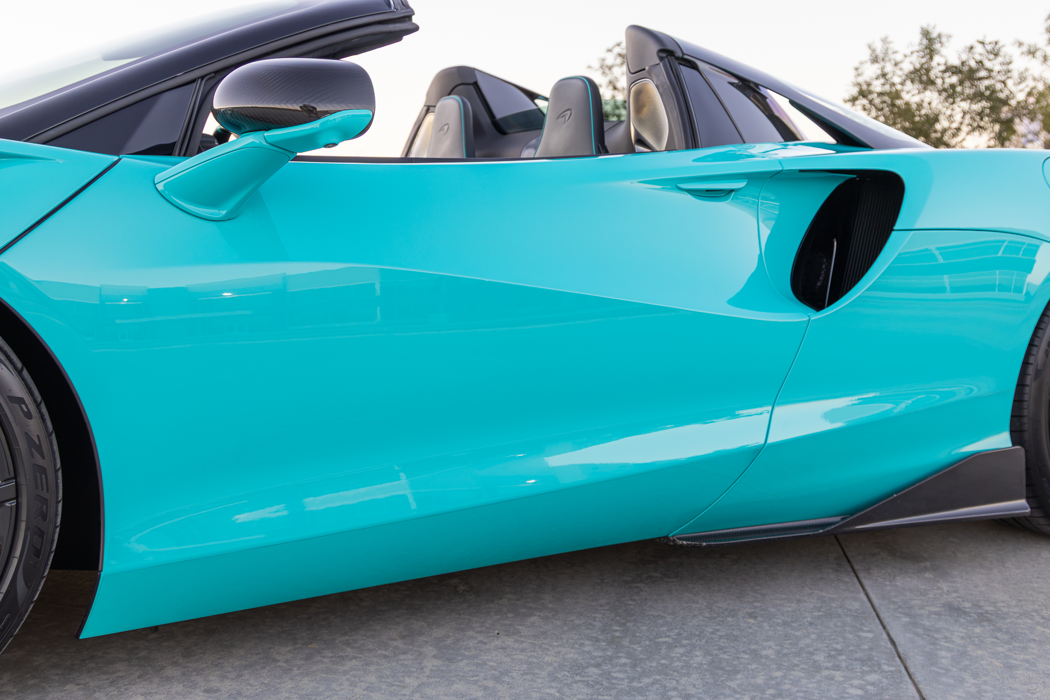 Used 2025 McLaren Artura Spider RWD image 38