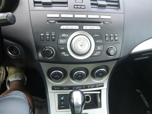 Used 2010 MAZDA MAZDA3 s Grand Touring Hatchback FWD image 25