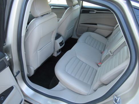 Used 2017 Ford Fusion SE image 16