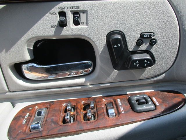 Used 2000 Lincoln Town Car Signature RWD image 36