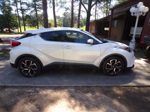Used 2019 Toyota C-HR Limited FWD image 3