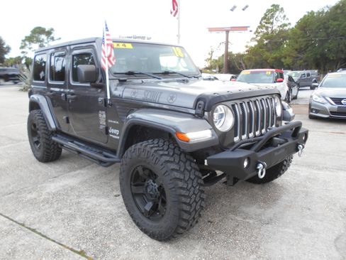 Used 2018 Jeep Wrangler Unlimited Sahara image 3