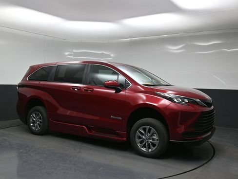 Used 2026 Toyota Sienna LE image 37