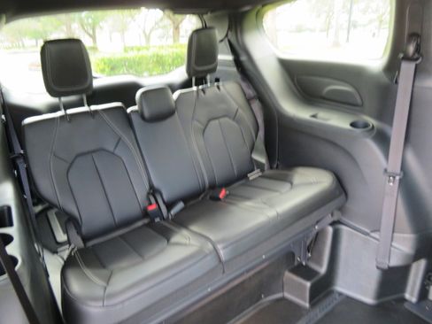 Used 2025 Chrysler Pacifica Select image 26