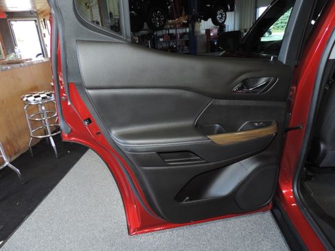 Used 2023 GMC Acadia SLE image 26