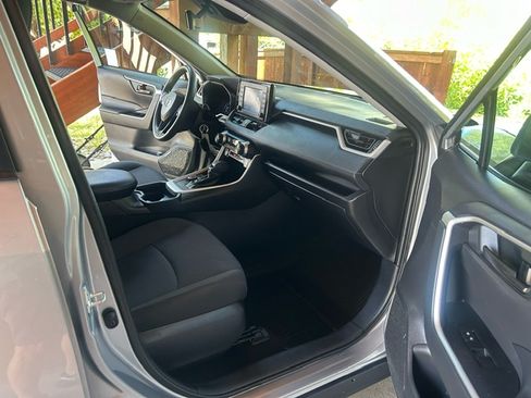 Used 2021 Toyota RAV4 LE image 12