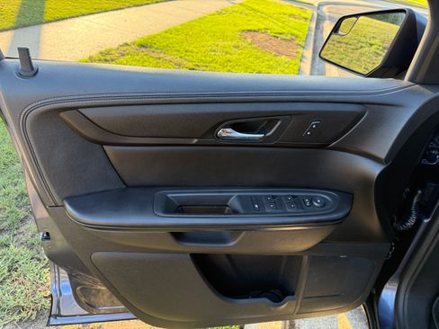 Used 2014 GMC Acadia SLE image 11