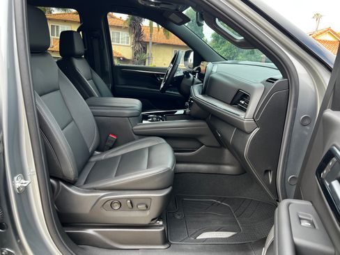 Used 2025 Chevrolet Suburban 4WD Z71 image 25