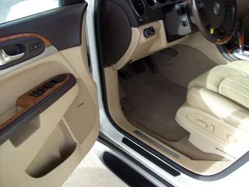 Used 2011 Buick Enclave CXL image 10