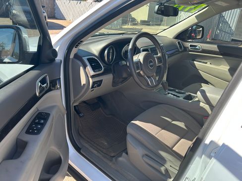 Used 2013 Jeep Grand Cherokee Laredo image 4