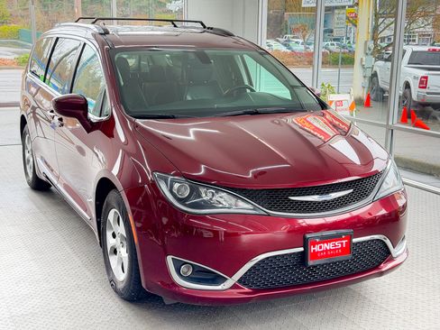 Used 2017 Chrysler Pacifica Touring-L Plus image 1