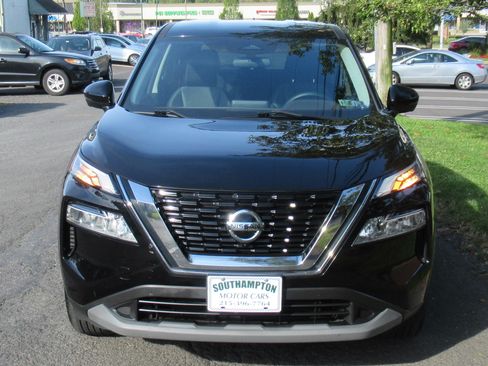 Used 2021 Nissan Rogue SV image 3