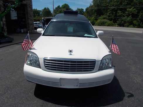 Used 2003 Cadillac De Ville Hearse FWD image 2