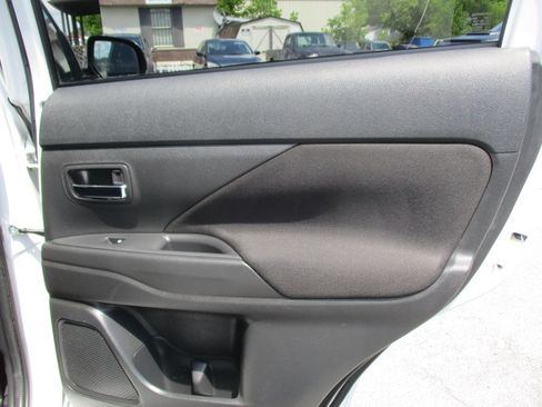 Used 2016 Mitsubishi Outlander 4WD ES image 21