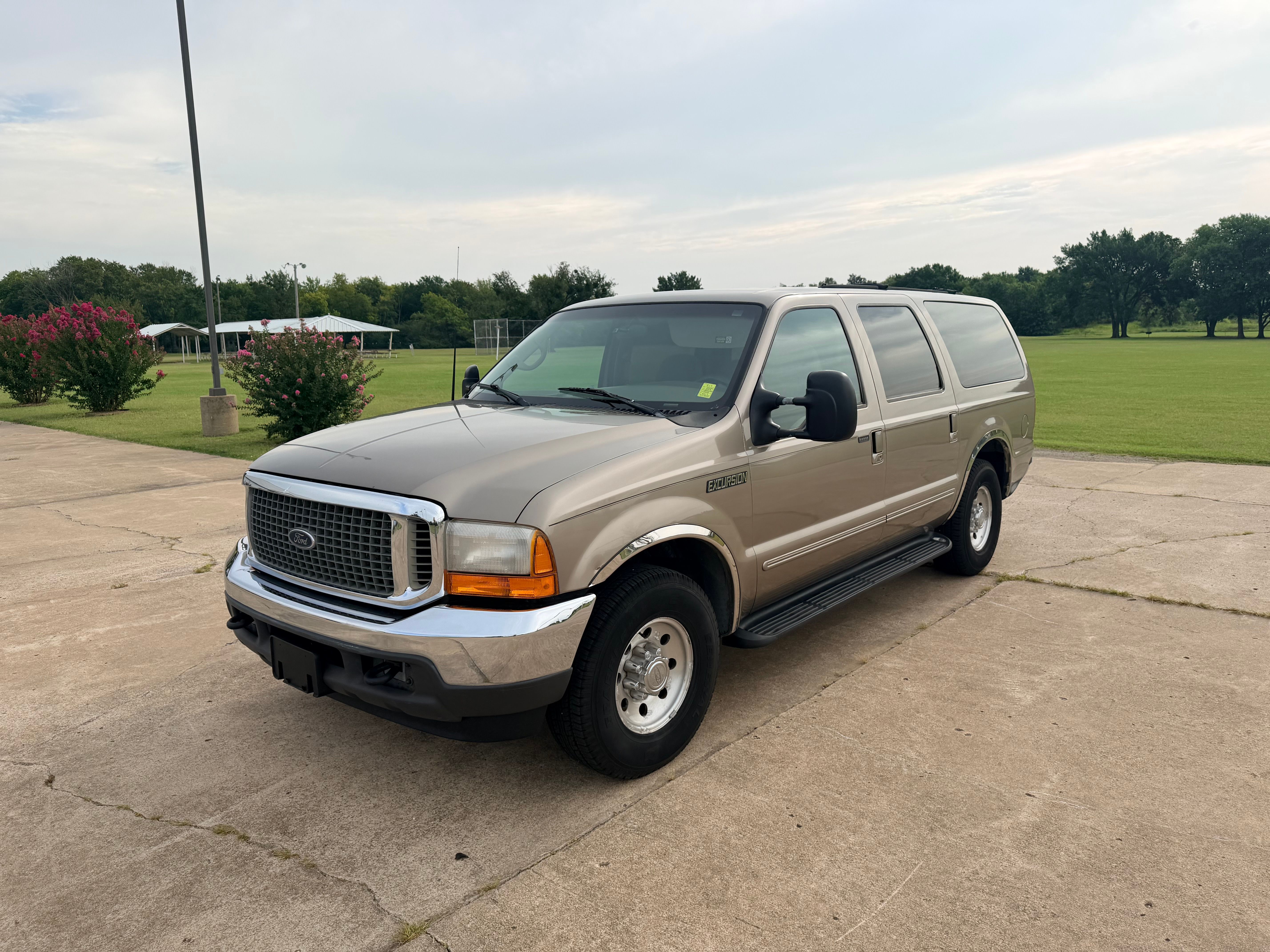 Used 2000 Ford Excursion 2WD XLT image 1