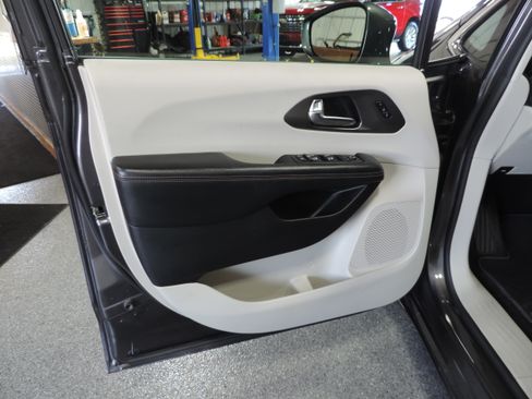 Used 2020 Chrysler Pacifica Touring-L Plus image 32